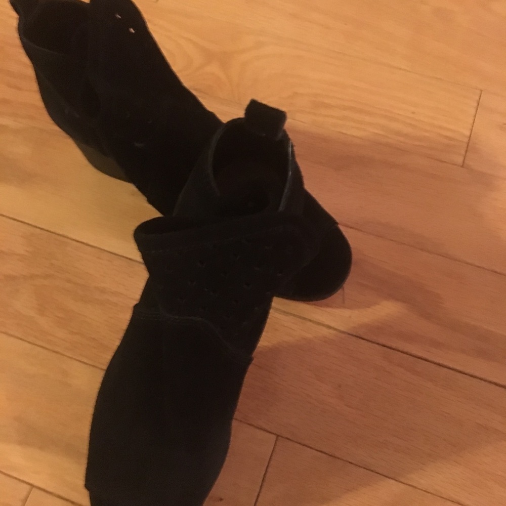 Shoes - Picture 2 of 3